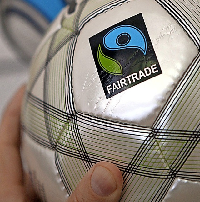 Produkte mit Fairtrade-Logo gibt es vi...; vom Fuball bis hin zur Schokolade.   | Foto: Oliver Berg