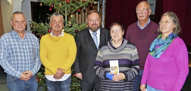 Die geehrten Mitarbeiter Roland Dick u...Schnfeld verabschiedete (von links).   | Foto: Aribert Rssel