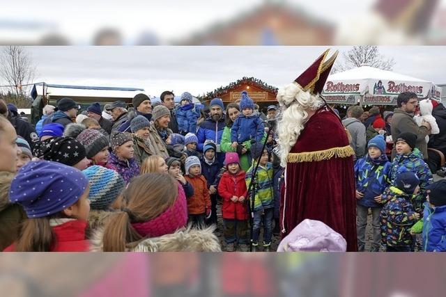 Nikolaus beschenkt die Kinder