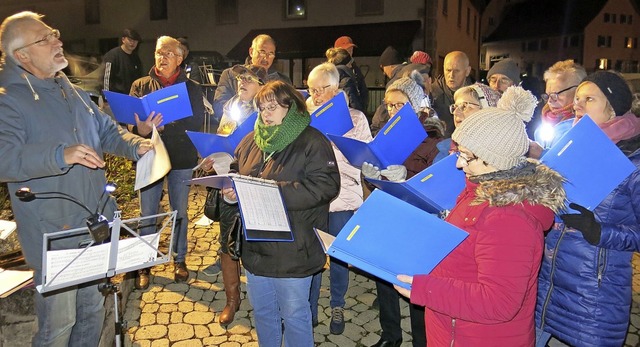 Erstmals trat in diesem Jahr der Katho...rn am Adventsmarkt in Dillendorf auf.   | Foto: Erhard Morath