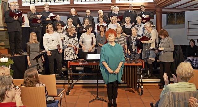 Die Gesangvereine Wieslet und Langenau...um als musikalische Leiterin feierte.   | Foto: Edgar Steinfelder