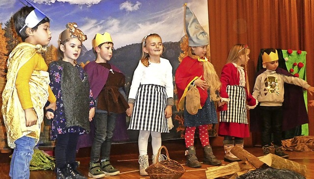 Die Kinder des Mhrenkindergartens erh...2;Schneeweichen und Rosenrot&#8220;.   | Foto: Klaus Brust