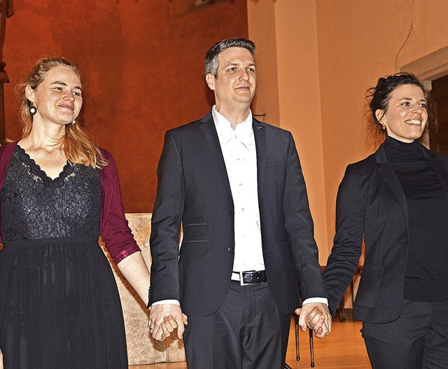 Das musikalische Trio beim Adventskonz...der und  Sprecherin Doro Wolfsberger.   | Foto: Georg Diehl