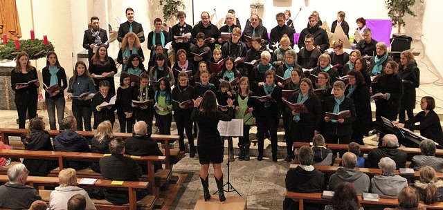 Der gemischte Chor Binzgen gab unter d...r katholischen Marienkirche in Rhina.   | Foto: Christiane Pfeifer