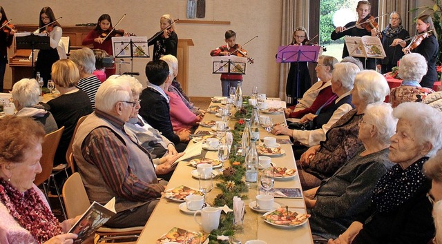 Zum Geigenspiel der Jungen sangen die ...Seniorinnen bekannte Weihnachtslieder.  | Foto: Reinhard Cremer