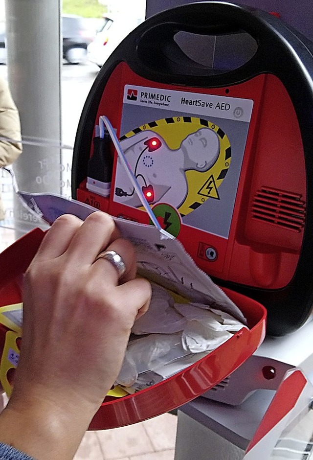 Der Defibrillator hngt in der Sparkassenfiliale.  | Foto: DRK