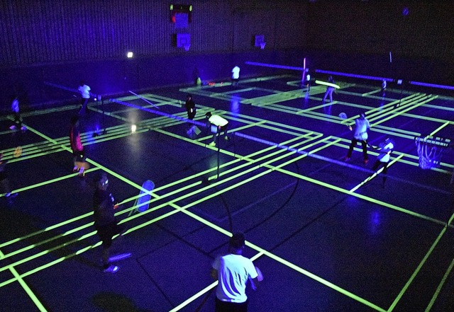 Auch zum Zuschauen hat sich  das Blacklight-Badminton gelohnt.  | Foto: Heinz und Monika Vollmar