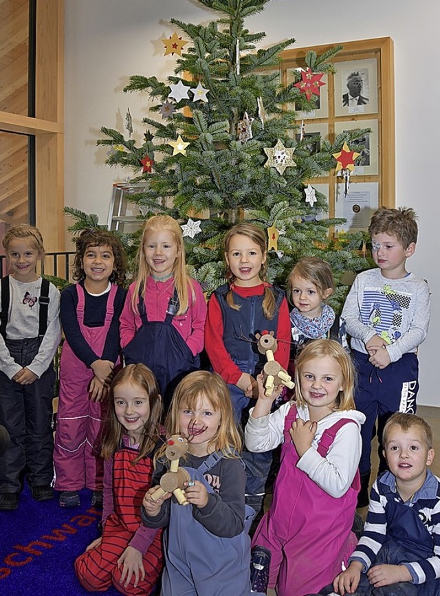 Kinder schmcken erstmals einen Weihnachtsbaum im Rathaus.  | Foto: Stefan Pichler