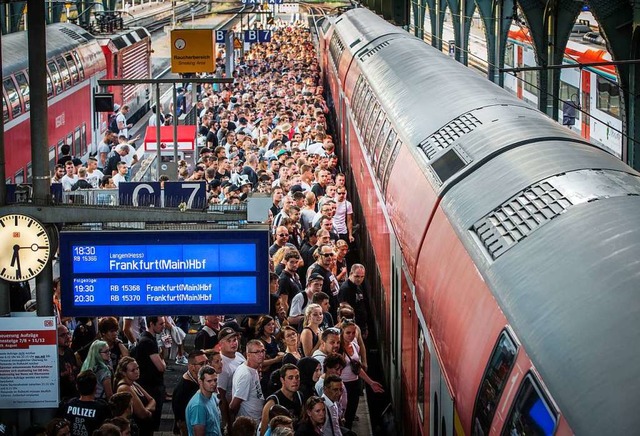 Diese Fans der Frankfurter Eintracht f...tadt und zurck. Das hilft der Umwelt.  | Foto: Frank Rumpenhorst (dpa)