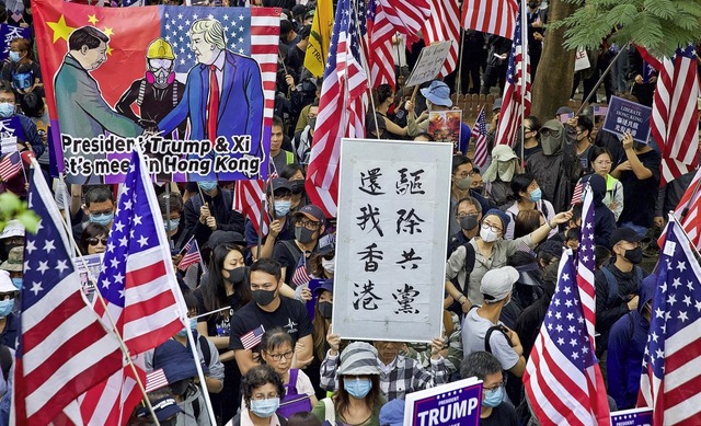 Auch am Sonntag gab es Proteste in Hon...&#8211; mit US-amerikanischen Flaggen.  | Foto: Ng Han Guan (dpa)