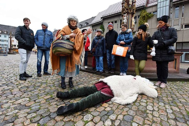 Schauspielerin Giulia Artemann mit einem &#8222;ermordeten&quot; Nikolaus.  | Foto: Rita Eggstein