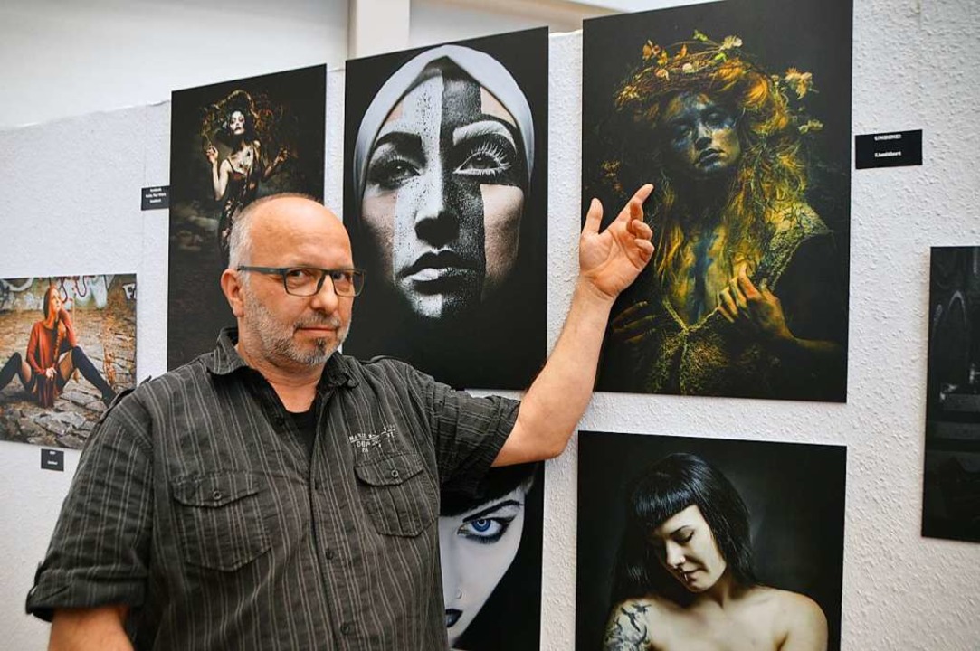 Christian Weiner aus Rheinhausen prsentiert seine Fotos  | Foto: Horatio Gollin