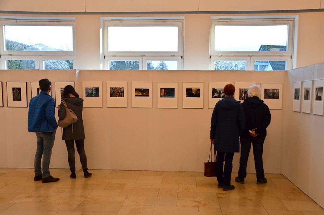 Besucher betrachten ausgestellte Bilder beim Kirchzartener Fotosalon im Kurhaus.  | Foto: Horatio Gollin
