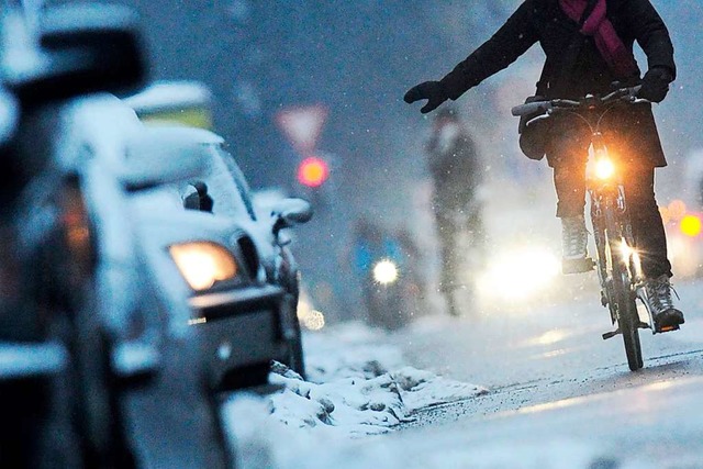 In der kalten Jahreszeit leben Radfahrer gefhrlich.  | Foto: Tobias Hase (dpa)