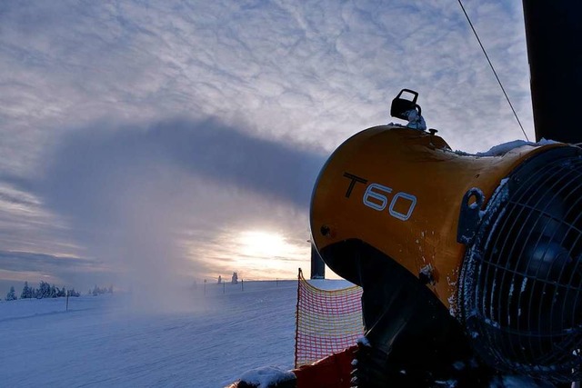 Die Beschneiungsmaschinen im Skigebiet Feldberg, hier am Seebuck, laufen.  | Foto: Patrick Kerber