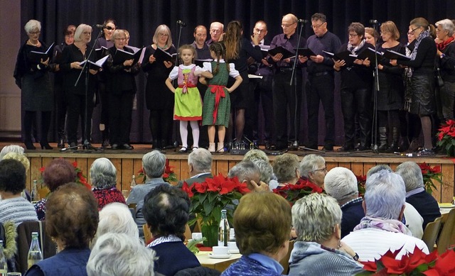 Der Heimbacher Kirchenchor unterhielt ...ste des Teninger  Seniorennachmittags.  | Foto: Aribert Rssel