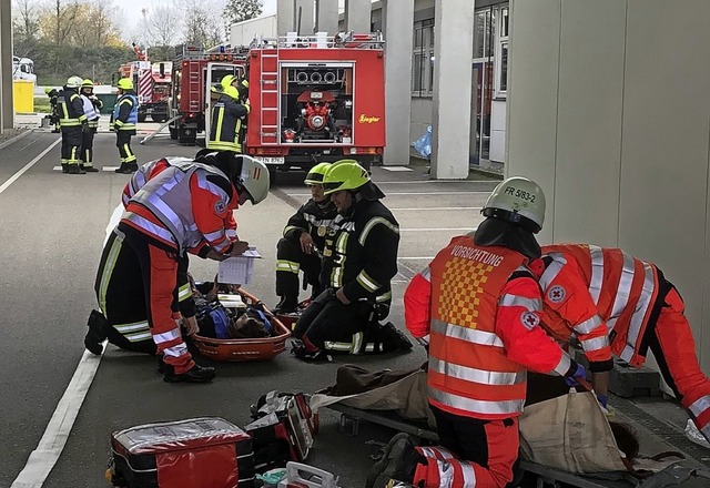 Konzentrierter Einsatz bei der komplexen bung.  | Foto: Feuerwehr Neuenburg am Rhein