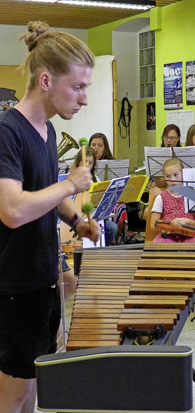 Schlagzeuglehrer Philipp Noske spielt ...vom Frderverein gestifteten Xylophon.  | Foto: Ute Schler