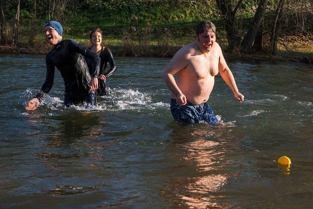 Den kalten Temperaturen trotzen die Pfarrer mutig. Die Ente schwchelt.  | Foto: Ansgar Taschinski