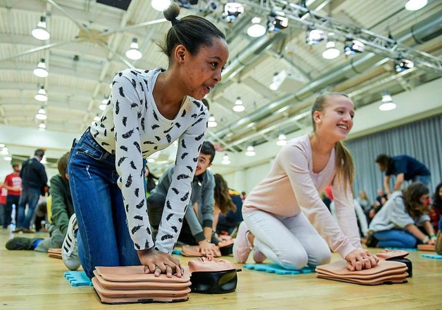 Schulkinder sollen Wiederbelebung rege...n sich Experten der Notfallversorgung.  | Foto: Axel Heimken (dpa)