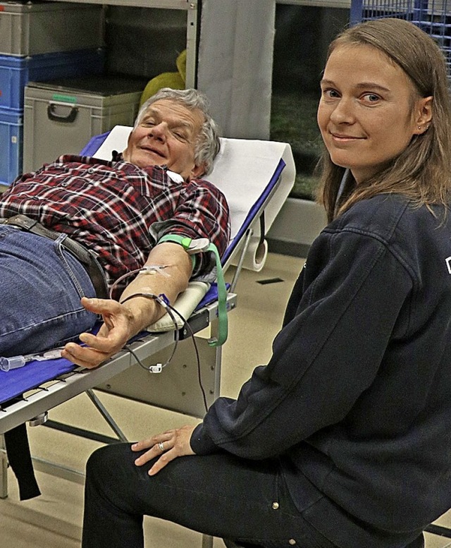 Auch Bereitschaftsleiter Bernhard Heer spendete sein Blut.   | Foto: Dorothe Kuhlmann