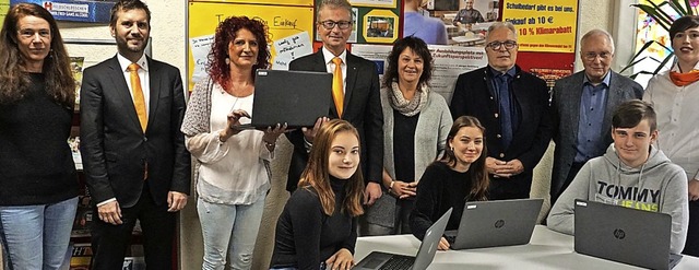 Freude ber eine Laptop-Spende der Vol...bei Rektorin Marianne Husemann (links)  | Foto: Hans-Jrgen Sackmann