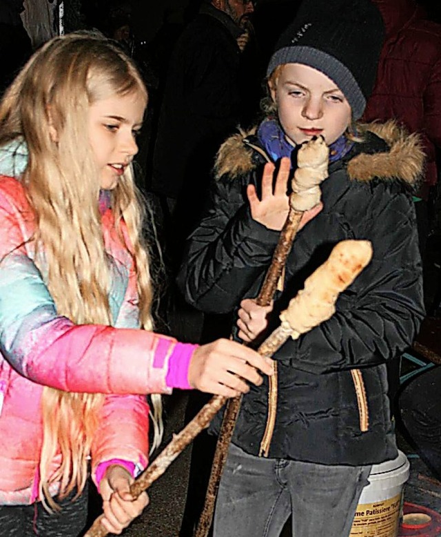 Stockbrot aus eigener Herstellung: ein...esucher des Hllsteiner Glhweinfestes  | Foto: Ralph Lacher