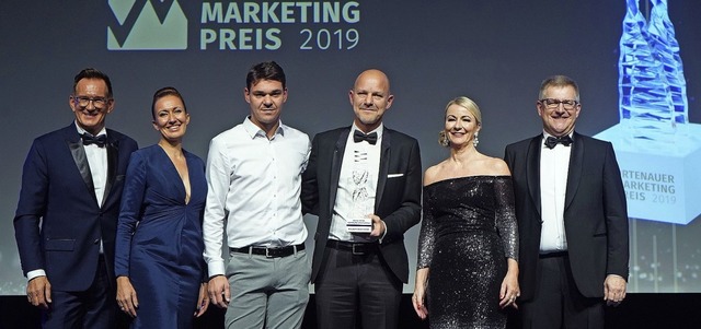 Der Marketing-Preis in der Kategorie &...r Frank Stetter (Dritter von rechts).   | Foto: iris rothe