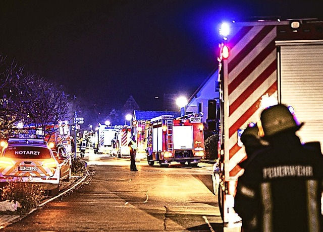 Zahlreiche Rettungsfahrzeuge und Feuer...en beim Brand in Ebringen im Einsatz.   | Foto: Feuerwehr Ebringen