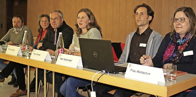 Projektleiterin Jessica Vollmer (3.v.r...rneuerungsmanahmen in Suggental vor.   | Foto: Karin Hei