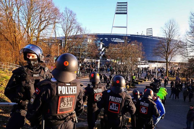 Foto aus dem Jahr 2018: Beim  Spiel We...Polizisten den Eingang zum Gsteblock.  | Foto: Christian Charisius (dpa)