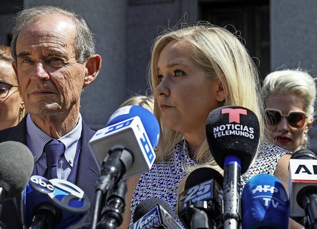 Virginia Giuffre spricht mit Journalisten vor einem Gericht in Manhattan  | Foto: Bebeto Matthews (dpa)