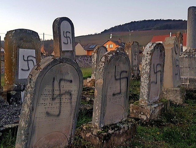 Hakenkreuze auf Grabsteinen im elsssischen Westhoffen  | Foto: Prfektur Straburg