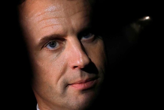 Frankreichs Prsident Emmanuel Macron ...r immensen Staatsverschuldung stecken.  | Foto: CHRISTIAN HARTMANN (AFP)