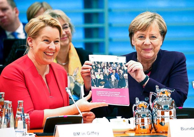 Kanzlerin Angela Merkel (rechts) stell...) am Dienstag die Jugendstrategie vor.  | Foto: Wolfgang Kumm (dpa)