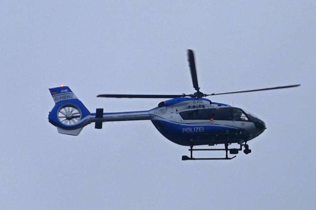 Zur Fahndung nach dem mutmalichen jun...e Polizei auch einen Hubschrauber ein.  | Foto: Helmut Seller