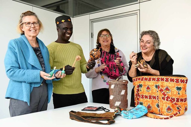 Unter anderem verkaufen die Mitglieder...illah, Hannelore Wamer und Sonja Rau.  | Foto: Rita Eggstein