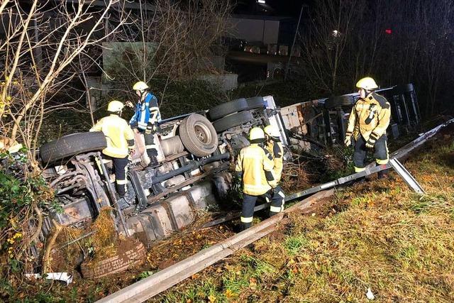 Ohne Fremdeinwirkung kam dieser Lkw na... Der Fahrer wurde nur leicht verletzt.  | Foto: Feuerwehr Emmendingen