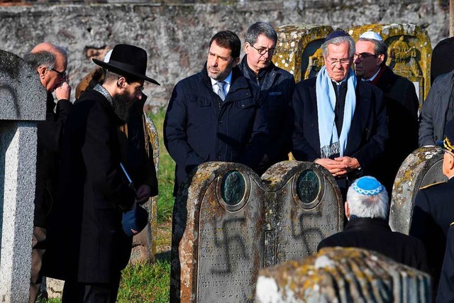 Innenminister Christophe Castaner (Mit...m geschndeten Friedhof von Westhoffen  | Foto: PATRICK HERTZOG (AFP)