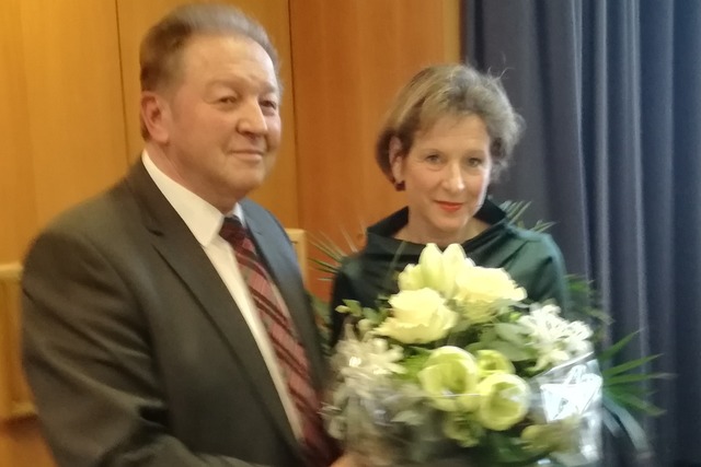 Blumen berreichte Paul Renz an die wiedergewhlte Landrtin Marion Dammann.  | Foto: Michael Baas