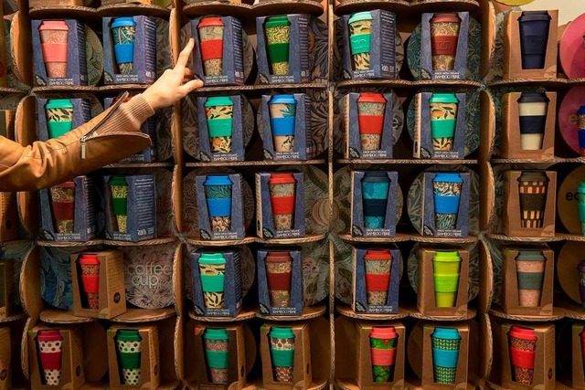 Kaffeebecher aus Bambus sind hip &#8211; doch sie setzen Schadstoffe frei.  | Foto: Daniel Karmann