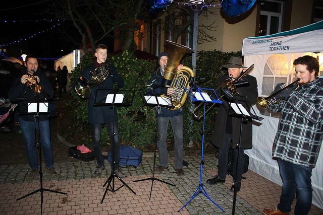 Ein Ensemble der Musikkapelle Kollnau ... Markt eine schne Atmosphre verlieh.  | Foto: Karin Hei