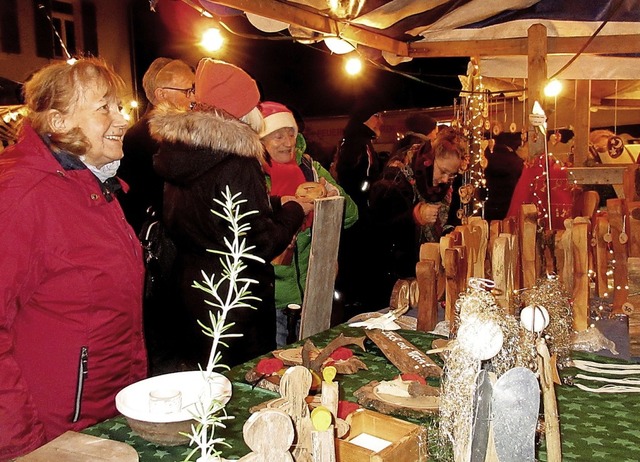 Klein, aber fein: Viele Nordweiler kam...en Adventsmarkt auf den Rathausplatz.   | Foto: Reiner Merz