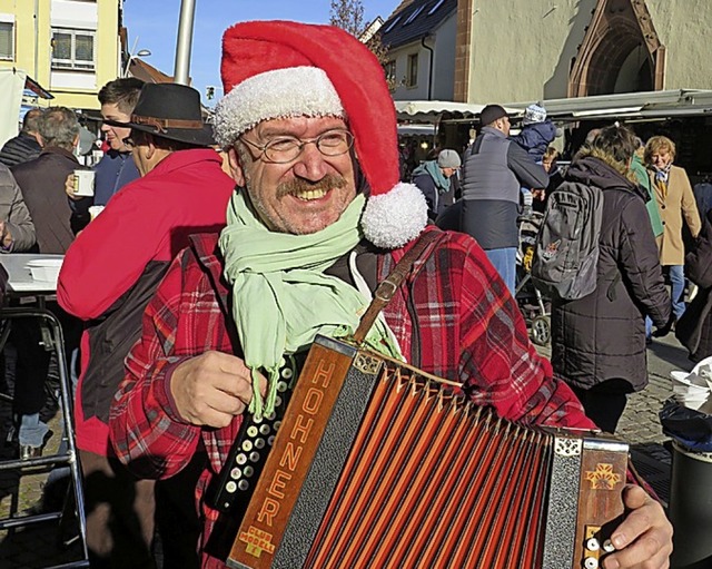 Reinhard Isak sorgt  fr die passende musikalische Weihnachtsstimmung.   | Foto: Gabi Lendle