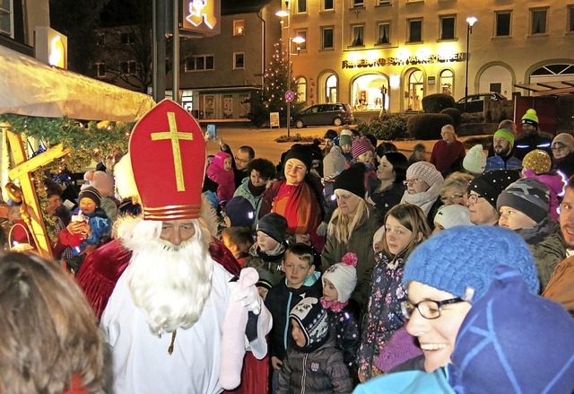 St. Nikolaus und sein treuer Knecht Ru...den wartenden Kindern zu berreichen.   | Foto: Erhard Morath