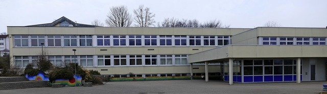 Die Hans-Thoma-Schule in Laufenburg wi...llige Folienflachdach ersetzt werden.   | Foto: Martin Kpfer