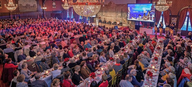 Im vollbesetzten Ballsaal Berlin feier...ent und informierte ber seine Arbeit.  | Foto: Bernhard Rein