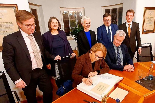 Anne-Marie Descotes, die franzsische ...und sitzend Brgermeister Oliver Rein.  | Foto: Julius Wilhelm Steckmeister