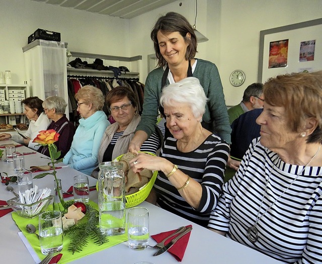 Rund 50 Gste kamen zur Erffnung der Vesperkirche.   | Foto: Claudia Gempp