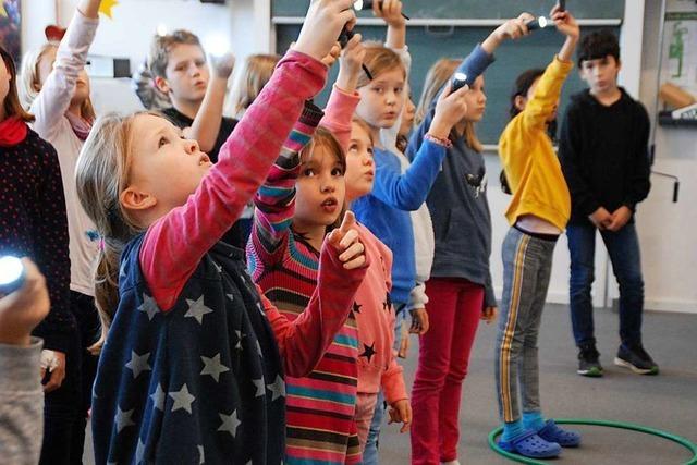 Viele Kinder betreten zum ersten Mal die Bhne im Burghof Lrrach